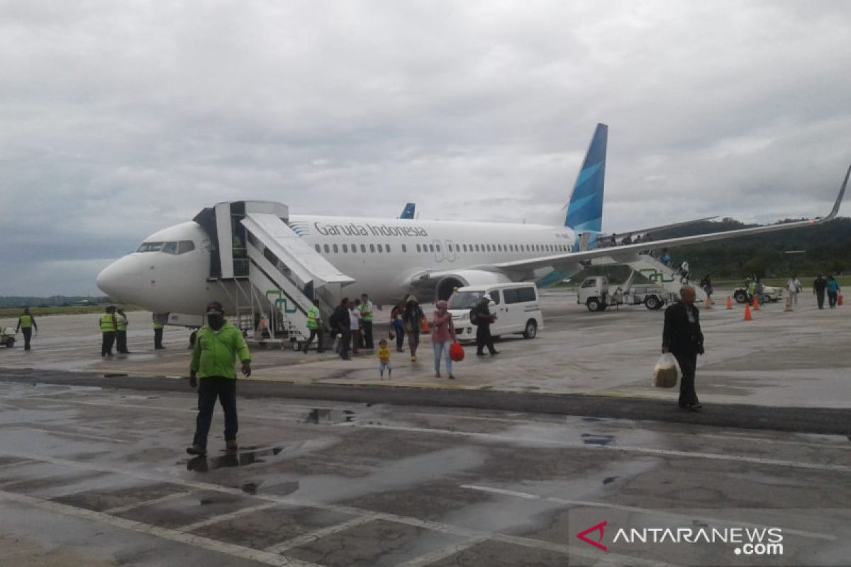 Pesawat Garuda pecah ban di Biak