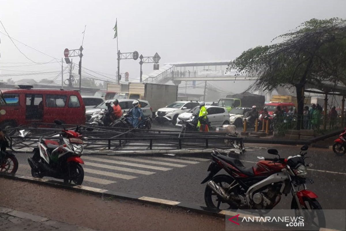 Polisi mencari pemilik reklame roboh di Cengkareng