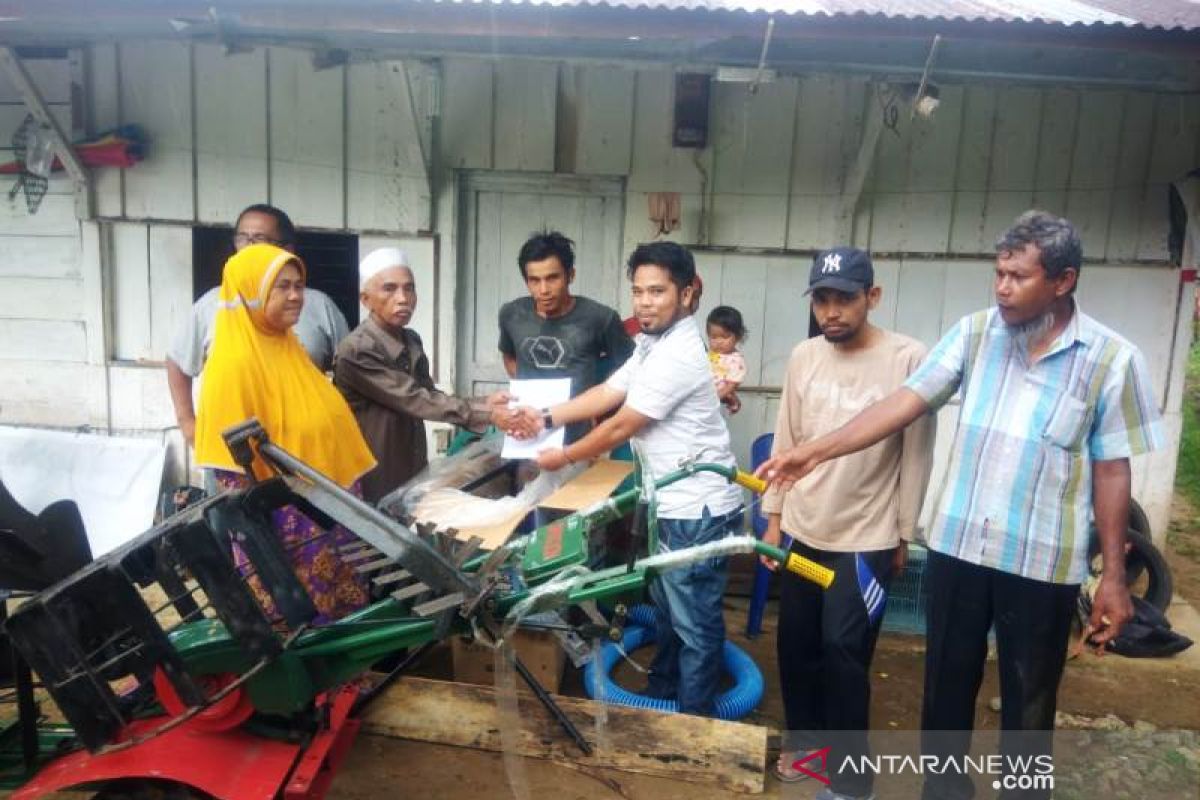 Kelompok Tani Martondi terima bantuan traktor tangan dari PLTA Batang Toru