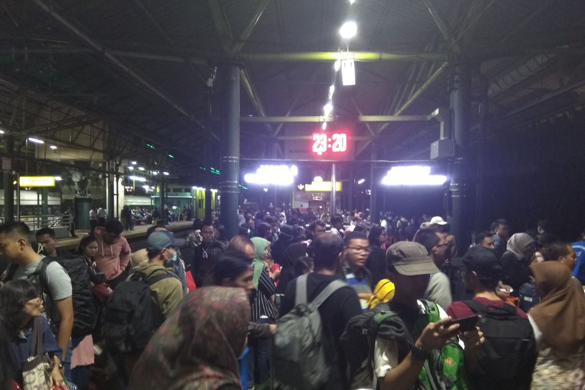 Kereta jarak jauh terlambat, antrean penumpang terjadi di Gambir