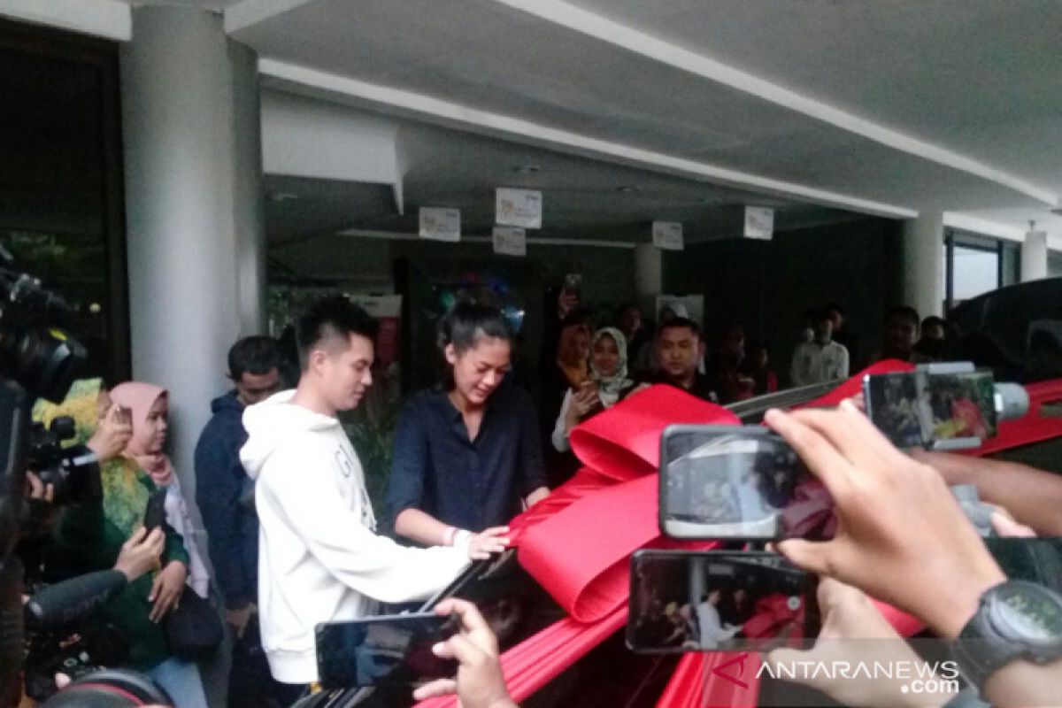 Usai melahirkan, Paula Verhoeven dihadiahi mobil mewah oleh Baim Wong