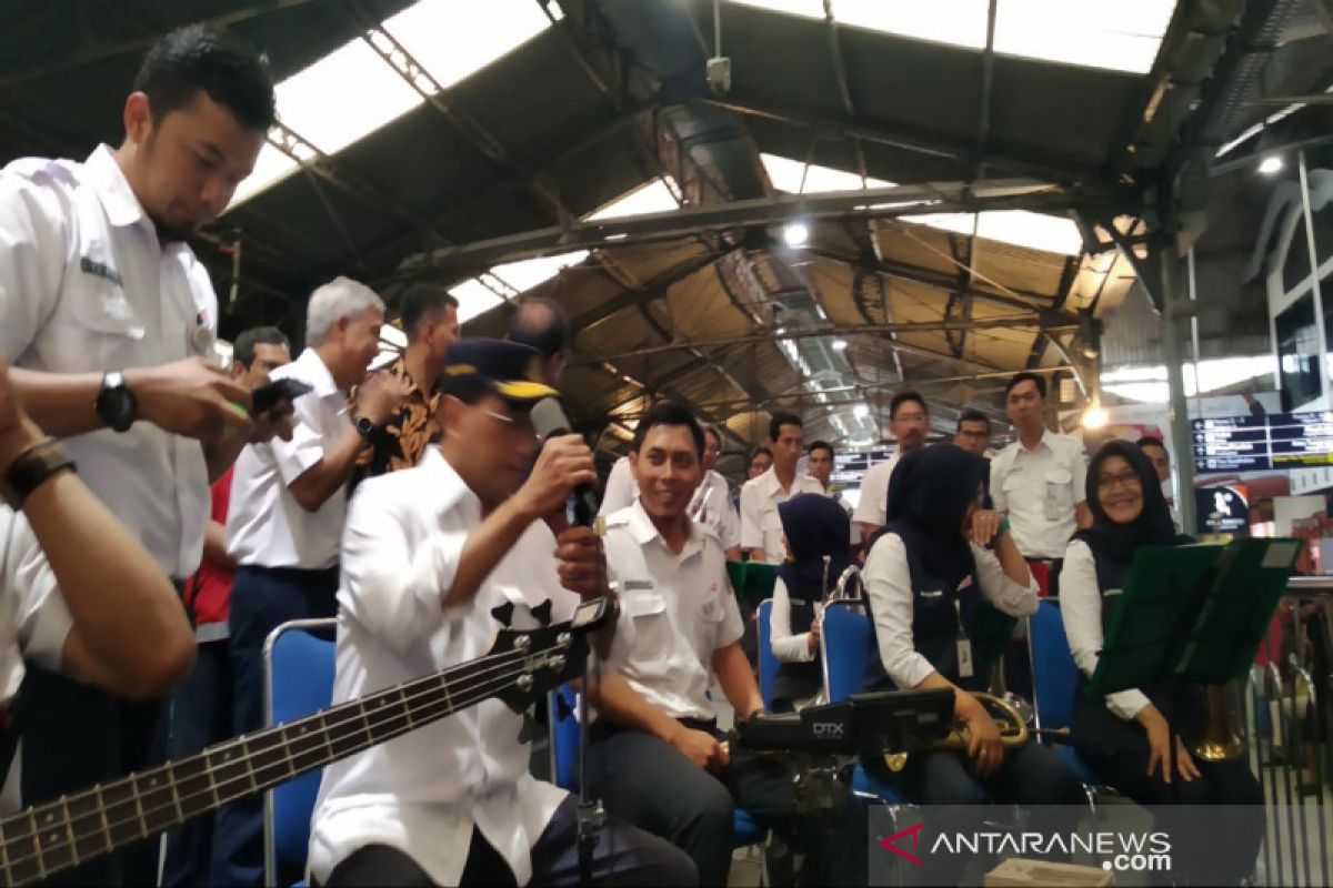 Menhub hibur penumpang KA di Stasiun Tugu Yogyakarta dengan lagu "Dia"
