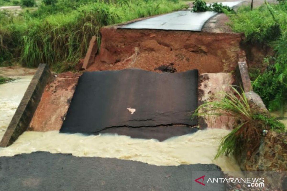 Curah hujan deras, plat duiker di Desa Keposang ambruk