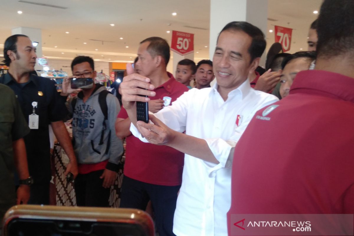 Presiden Jokowi mengajak cucu liburan ke mal