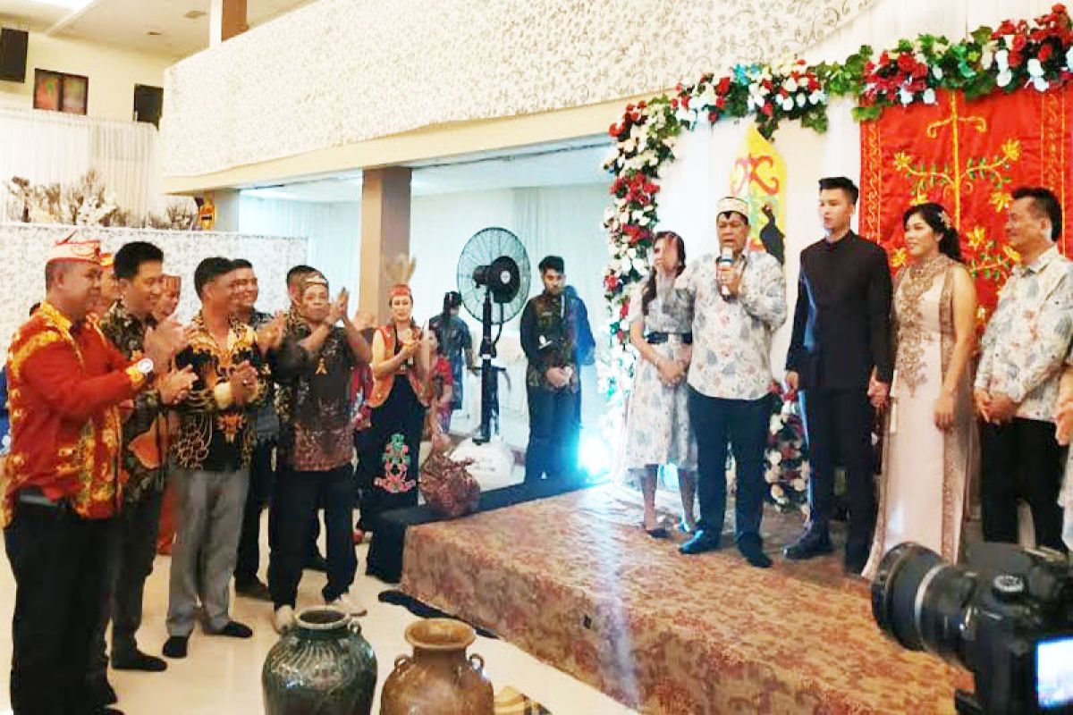 Koyem hadiri prosesi nikah adat putra Parimus di Sampit