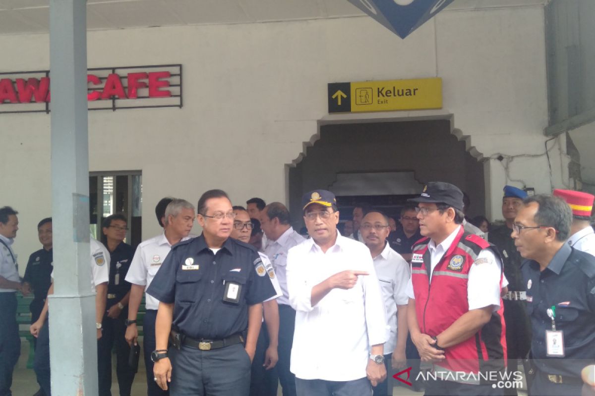 Menhub tinjau kesiapan  KA Bandara Adi Soemarmo