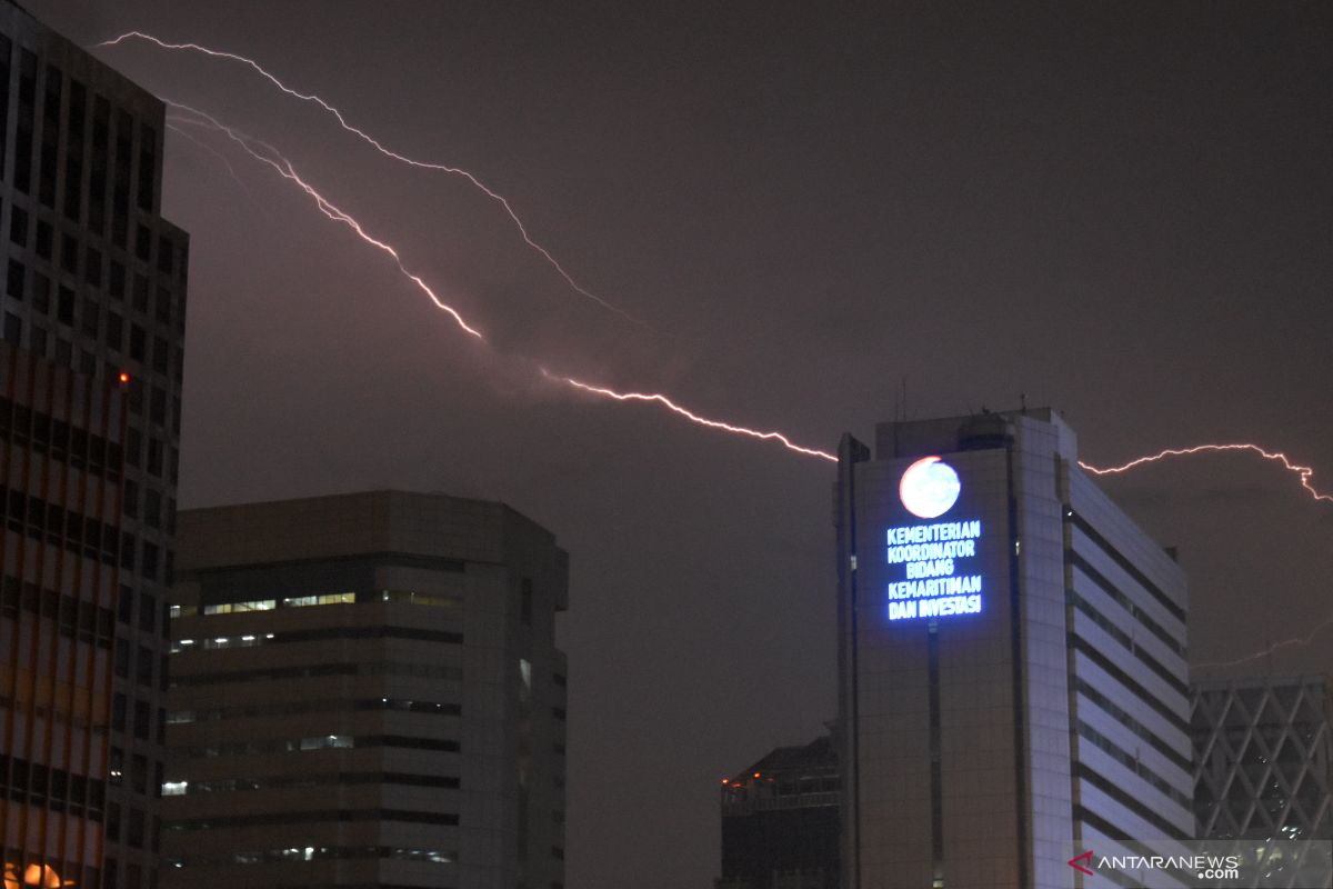 Jakarta diperkirakan hujan Senin siang