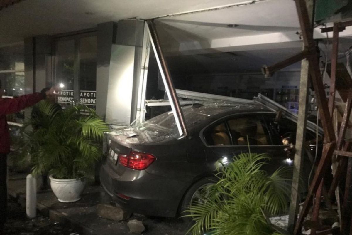 Sedan BMW tabrak apotek di Jalan Senopati Raya Jaksel