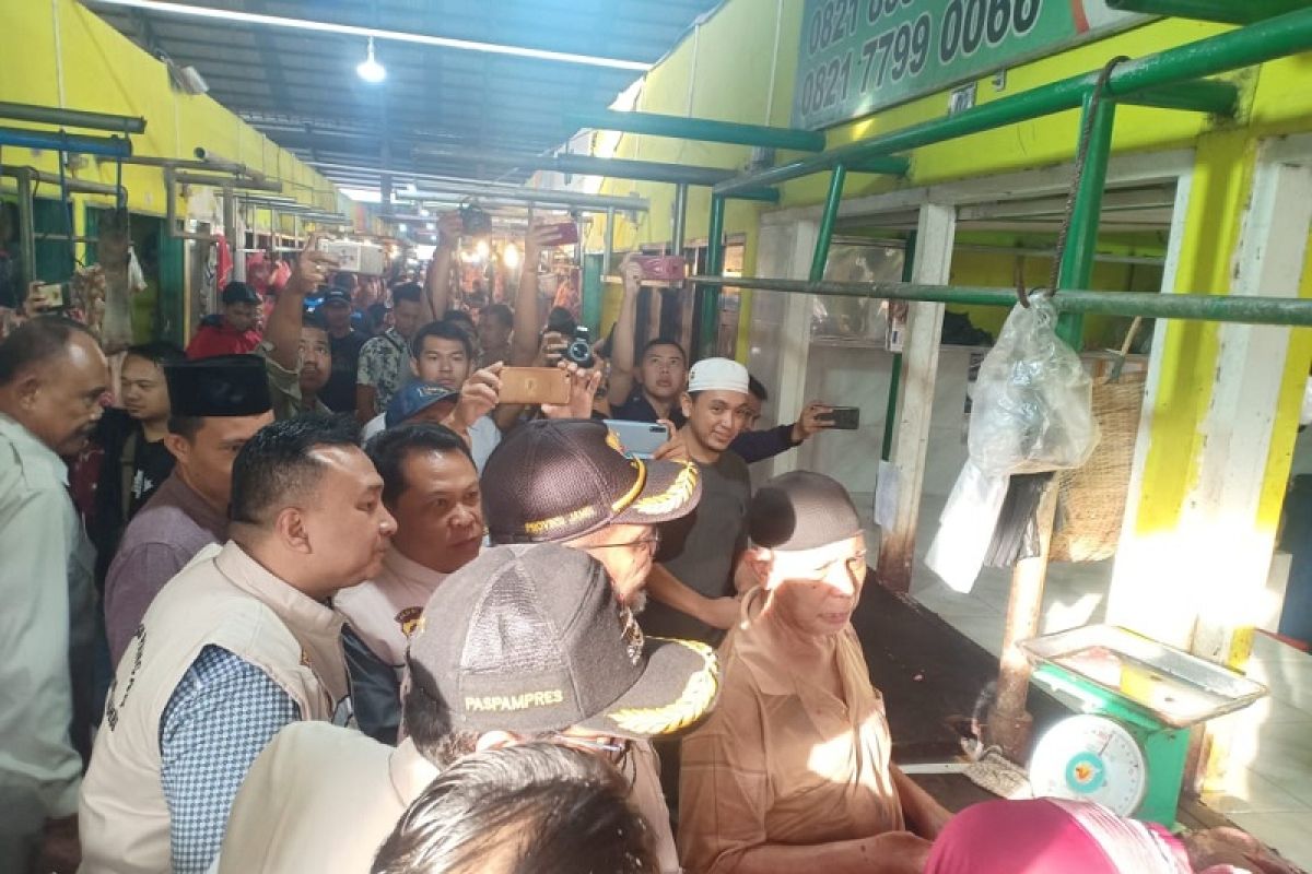 Satgas Pangan temui daging beku dijual tergantung di Angso Duo