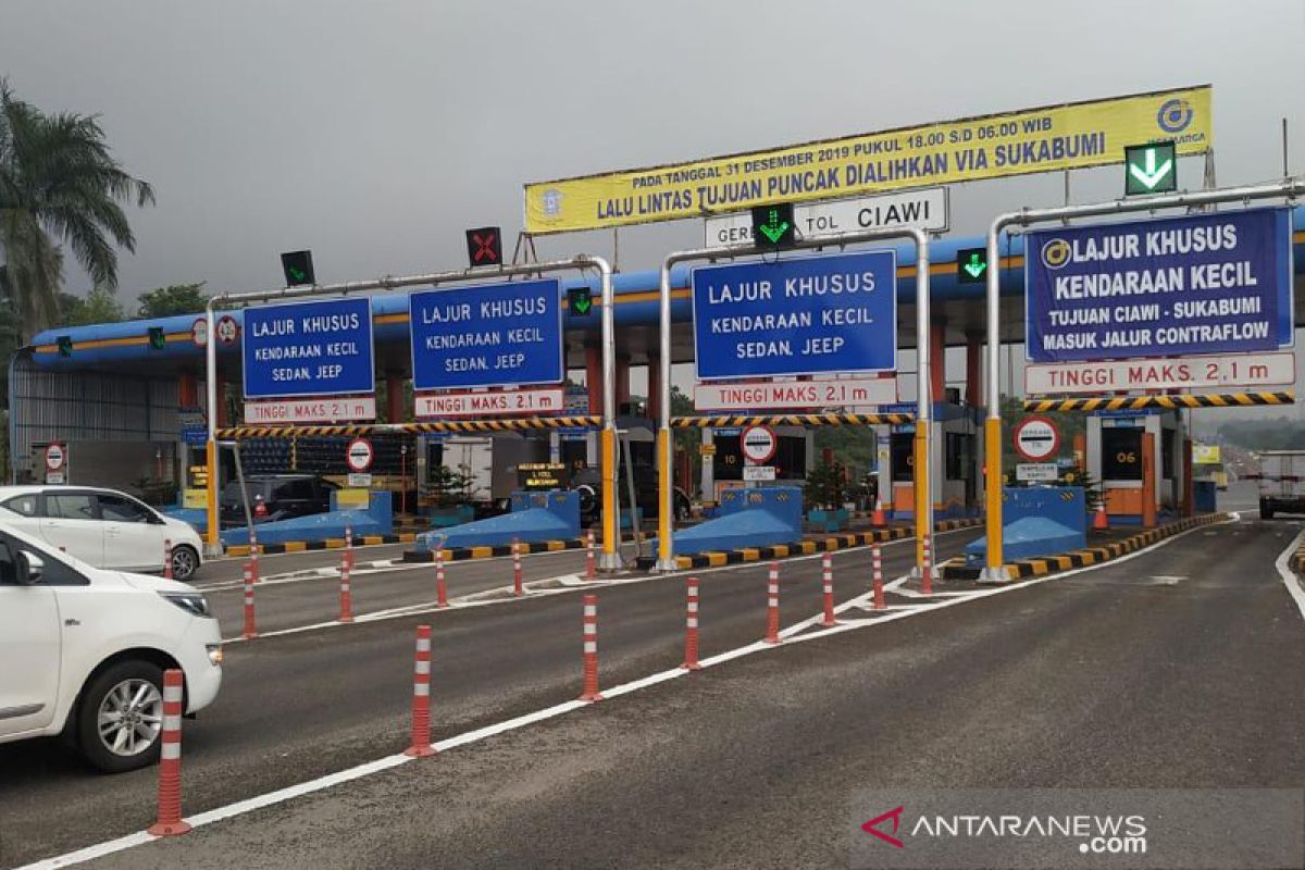 Libur tahun baru 176.534 kendaraan tinggalkan Jakarta via tol Japek