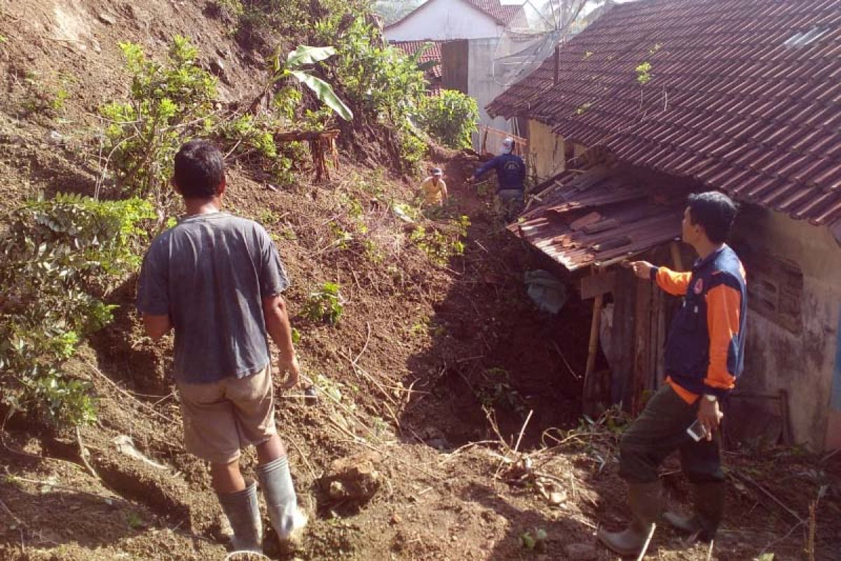 Tebing setinggi 60 meter tetap, puluhan rumah di Cilacap terancam tertimpa tlongsor