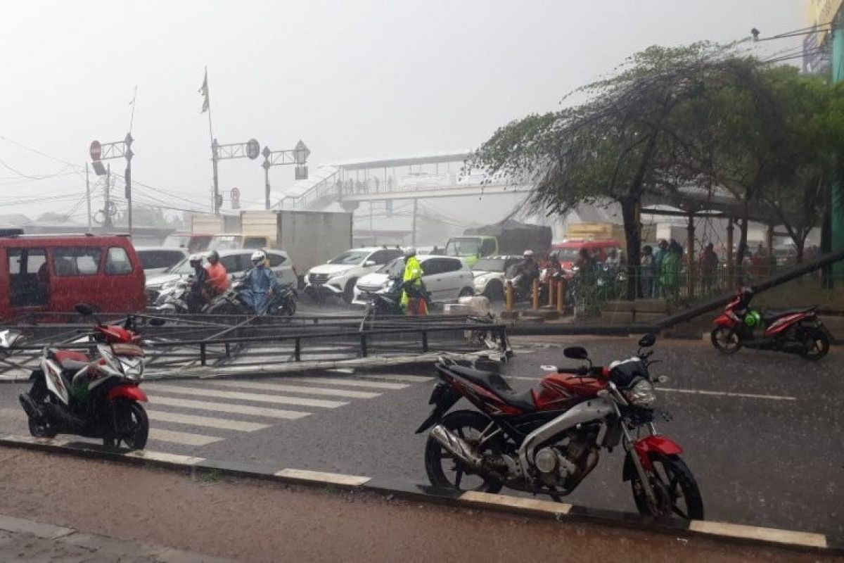 Papan reklame roboh di Cengkareng timpa pengendara motor hingga tewas