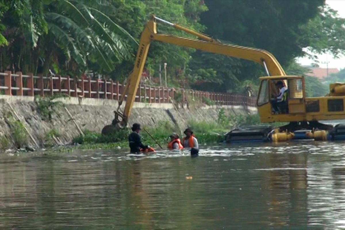 Kurangi genangan air, Pemkot Surabaya optimalkan pengerukan sungai dan saluran air