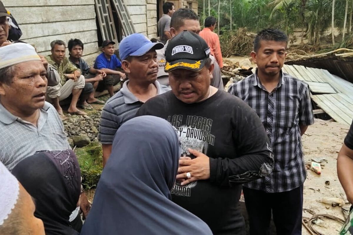 Sejumlah rumah dan infrastruktur rusak, Bupati Labura tinjau lokasi banjir bandang