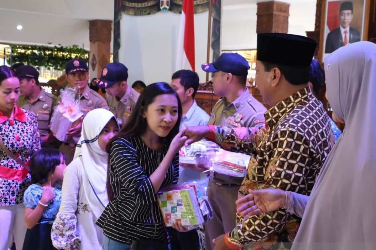 Wali Kota Magelang beri santunan anak yatim