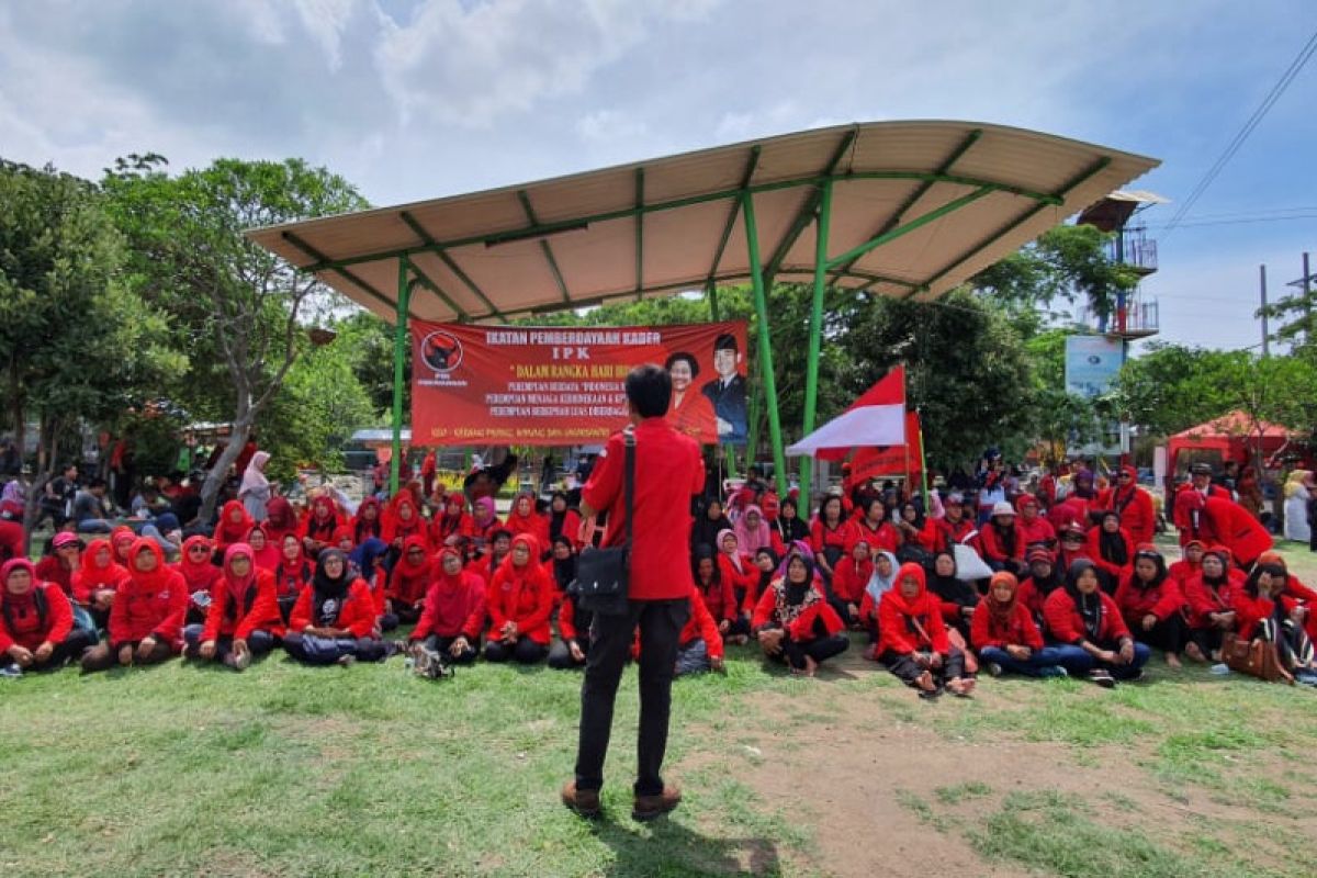 Adi Sutarwijono ajak kaum perempuan bergabung di PDIP Surabaya