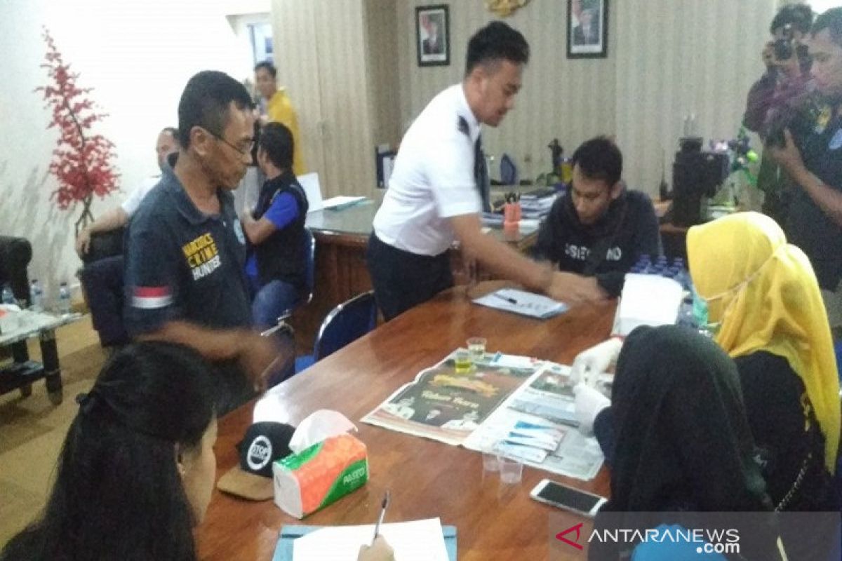 BNNK Baubau melakukan pemeriksaan Urine lima kru pesawat