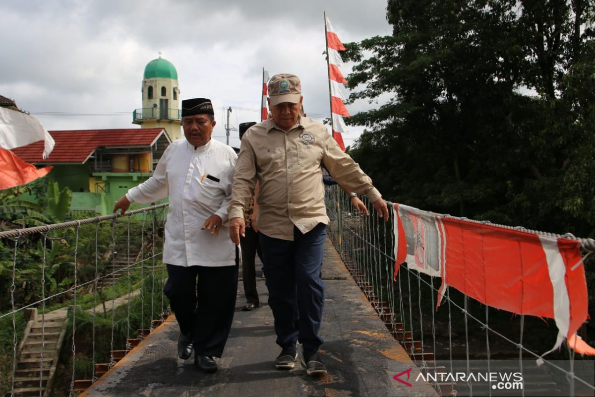 Bupati Ogan Komering Ulu  resmikan jembatan gantung di Desa Pusar