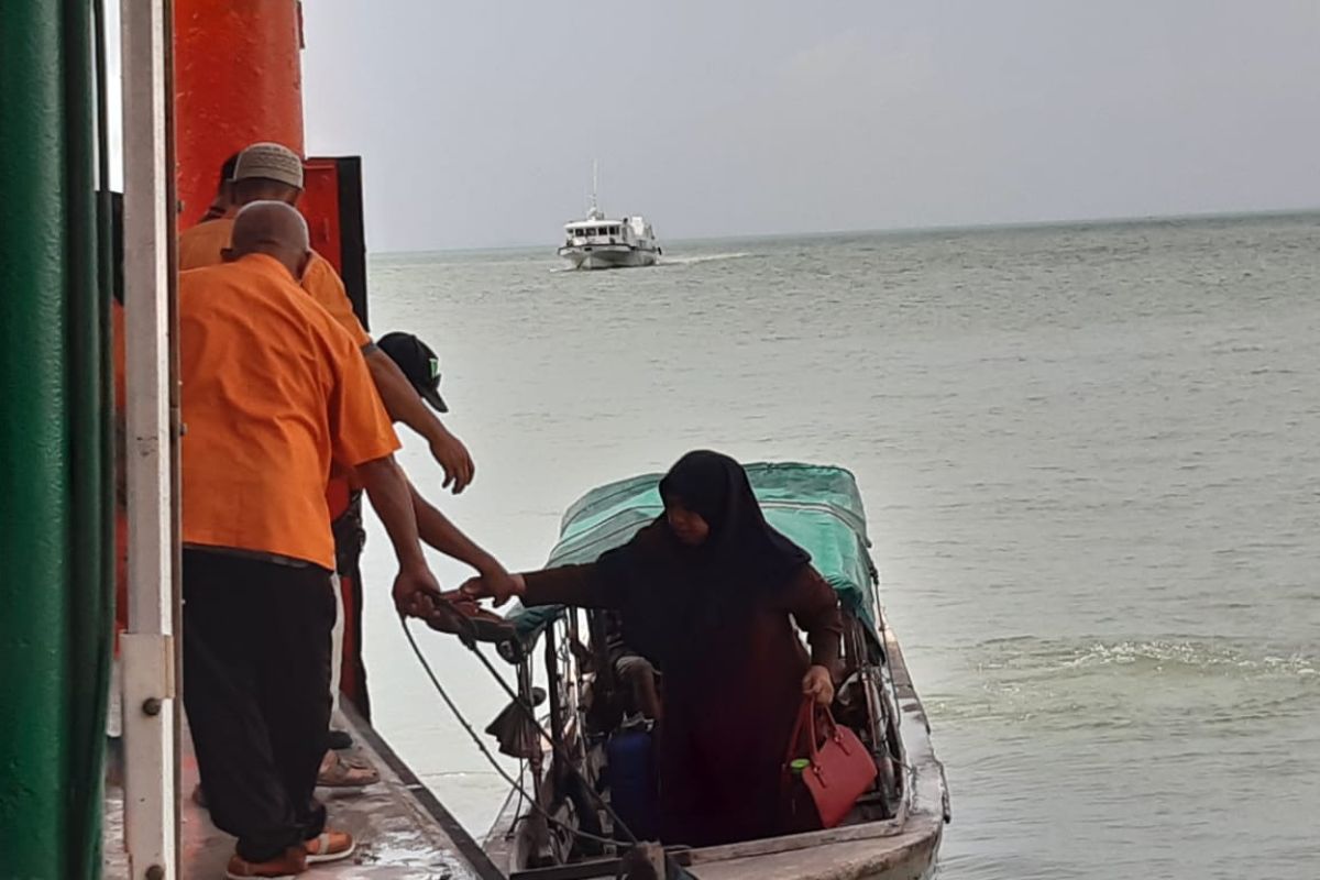 Pengemudi perahu tradisional turunkan penumpang di Pelabuhan Tanjungpinang