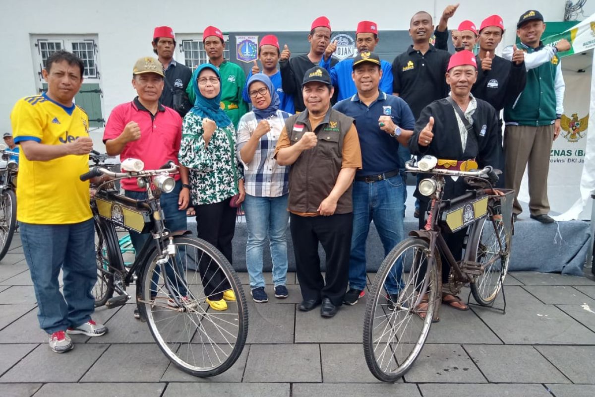 Baznas DKI berikan 11 sepeda listrik bagi ojek onthel di Kota Tua