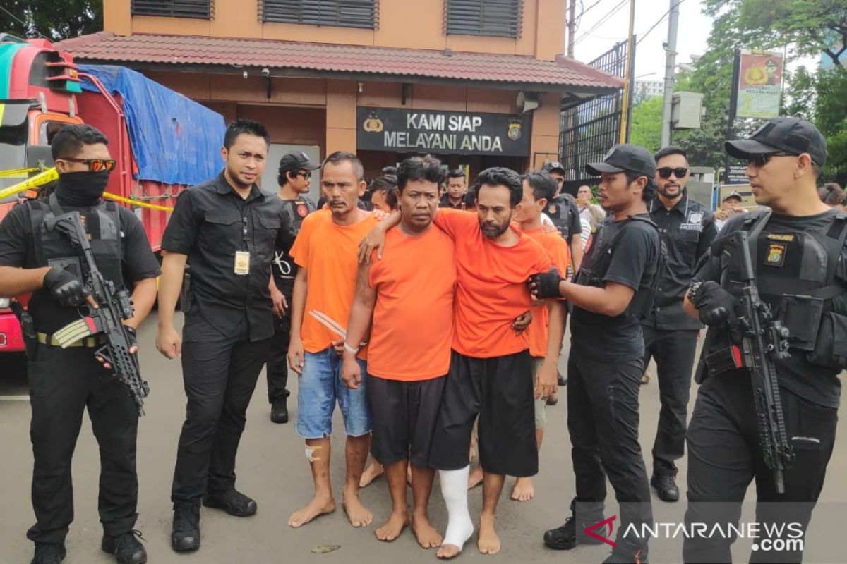 Polisi tembak enam dari belasan pencuri