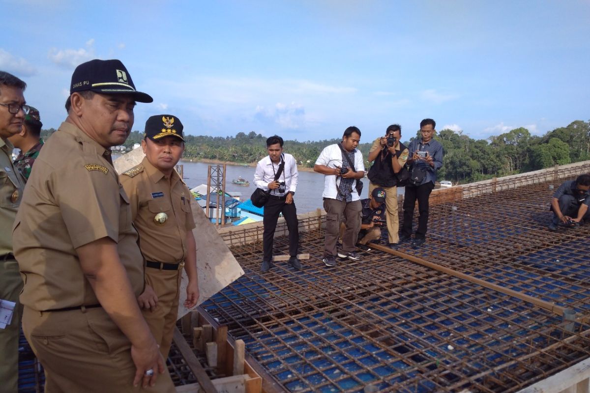 Berkat bantuan gubernur, pembangunan jembatan di Barut nyaris selesai