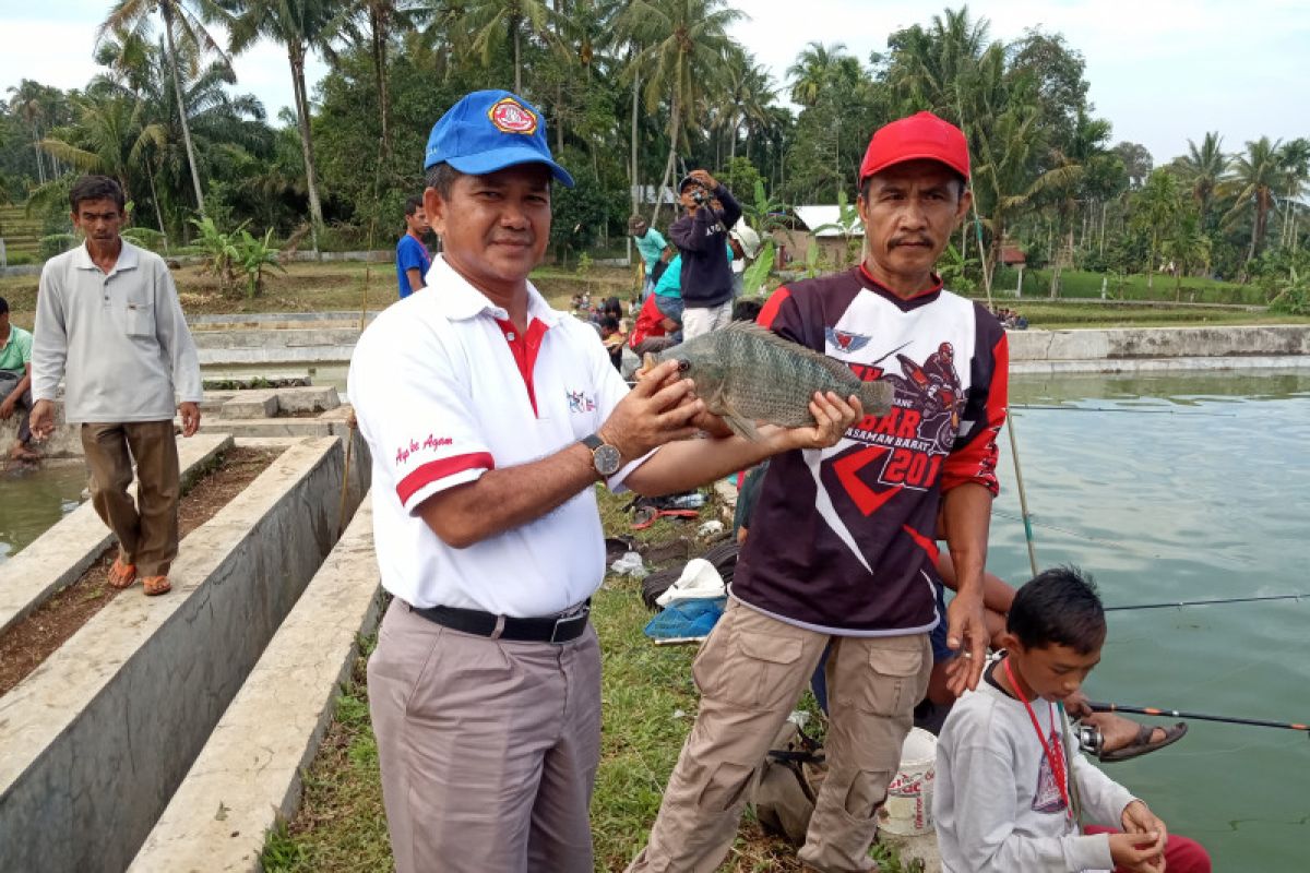 Peserta lomba memancing di BBI Gumarang Agam membludak