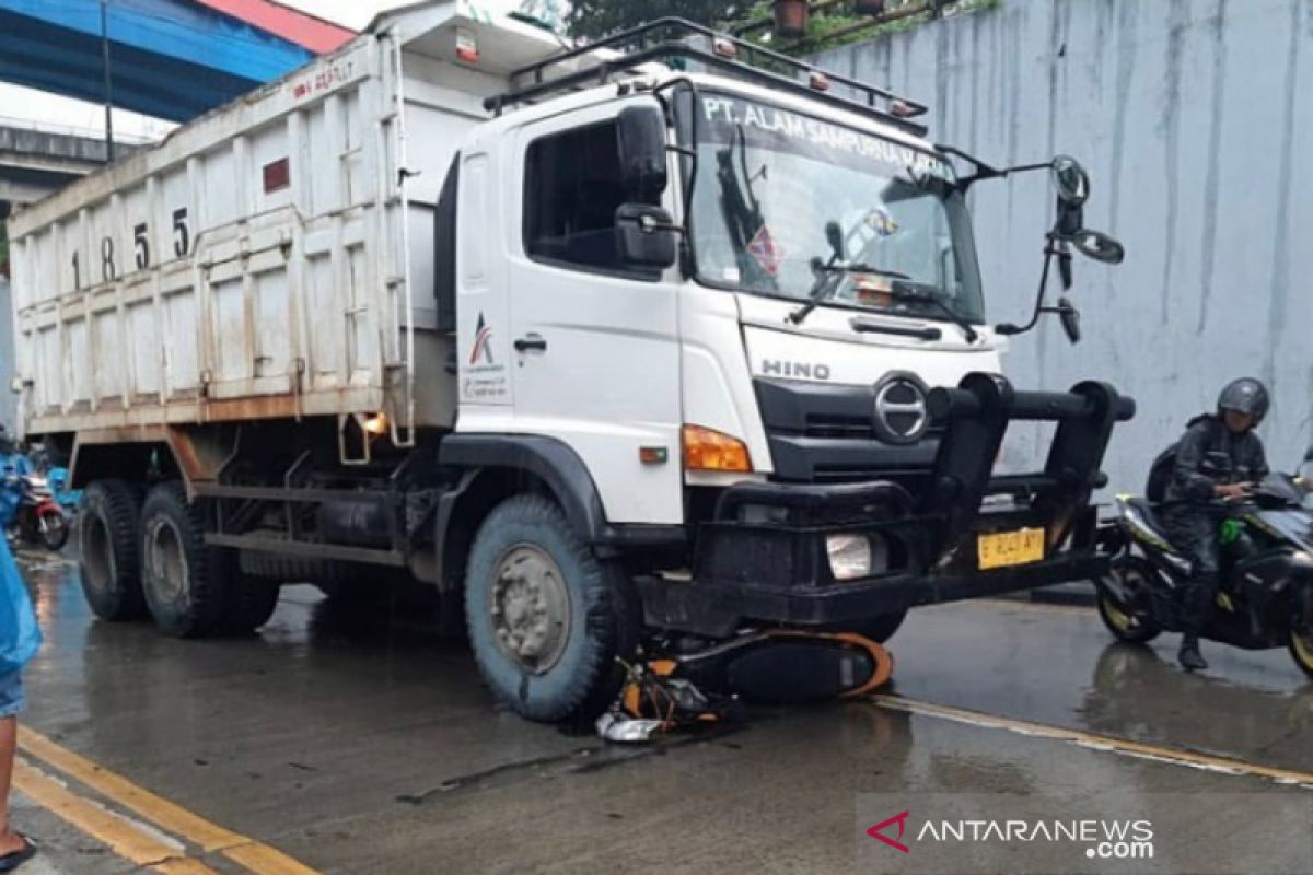 Truk tabrak dua pemotor di underpass Gembrong, satu orang meninggal