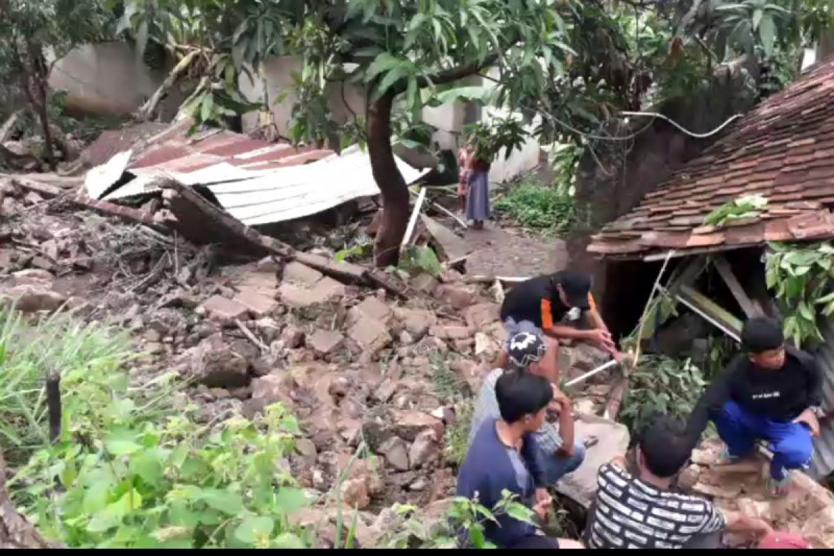 Hujan lebat di Bandarlampung sebabkan 19 titik banjir dengan 4 rumah rusak