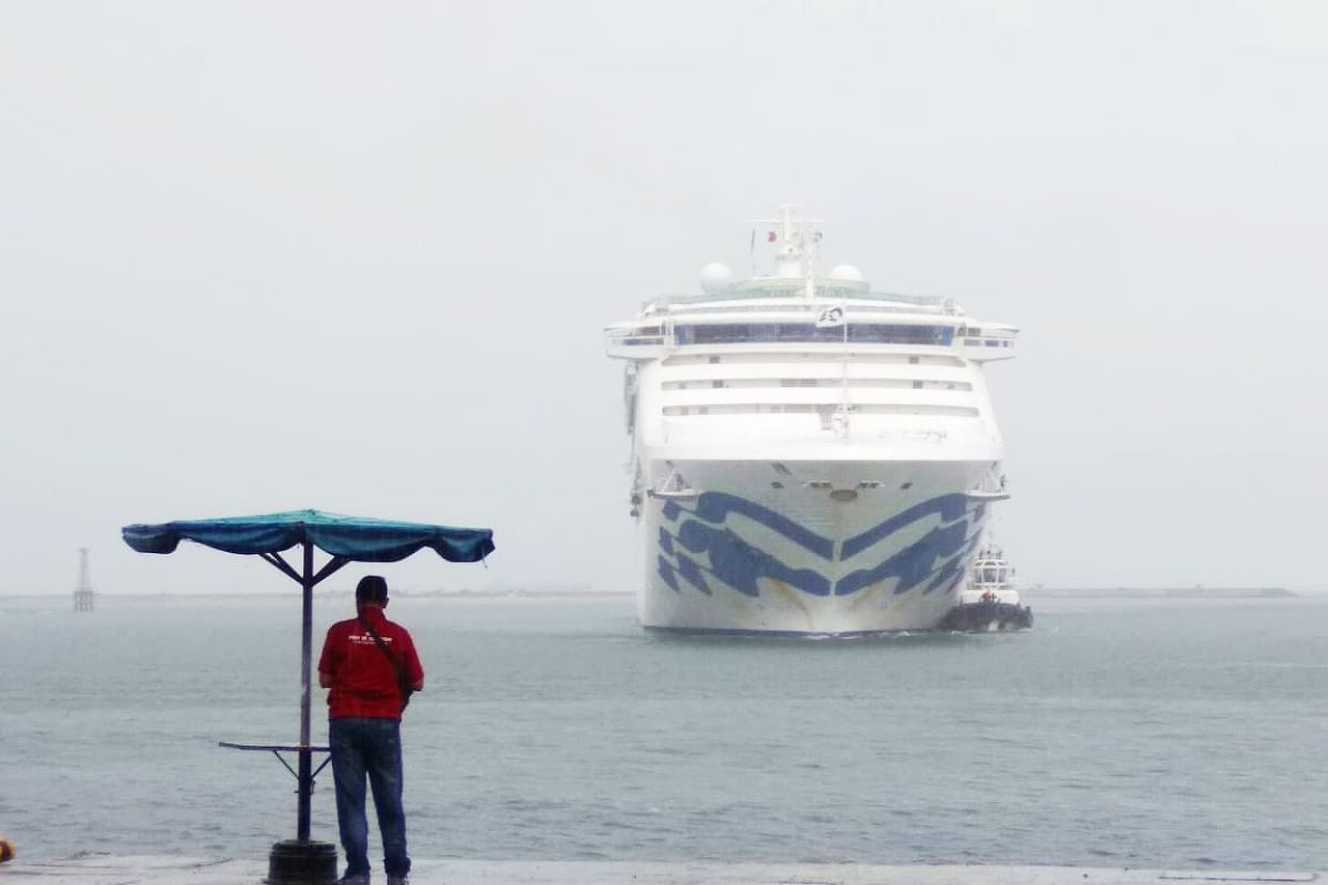 Sun Pincess kapal pesiar keempat sandar di Pelabuhan Makassar