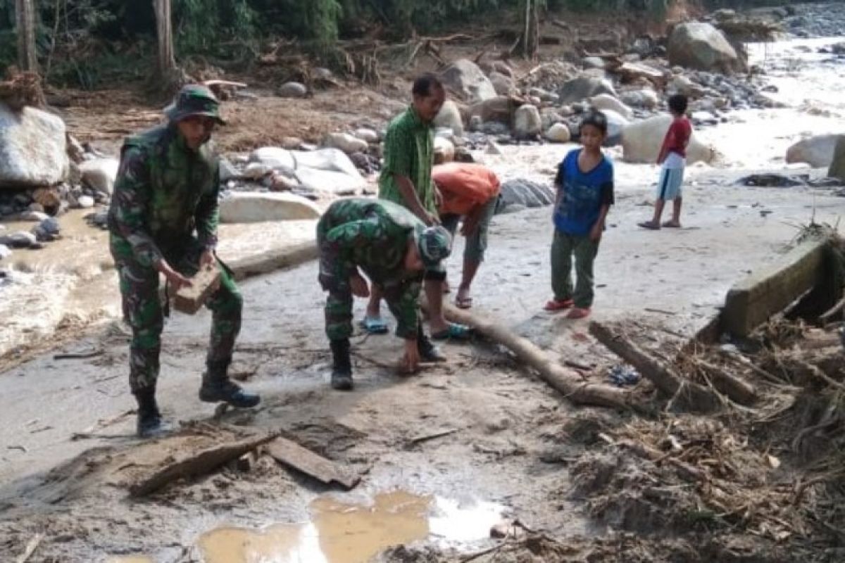 Satgas Reaksi Cepat Yonif 126/KC evakuasi korban banjir Labuhanbatu Utara