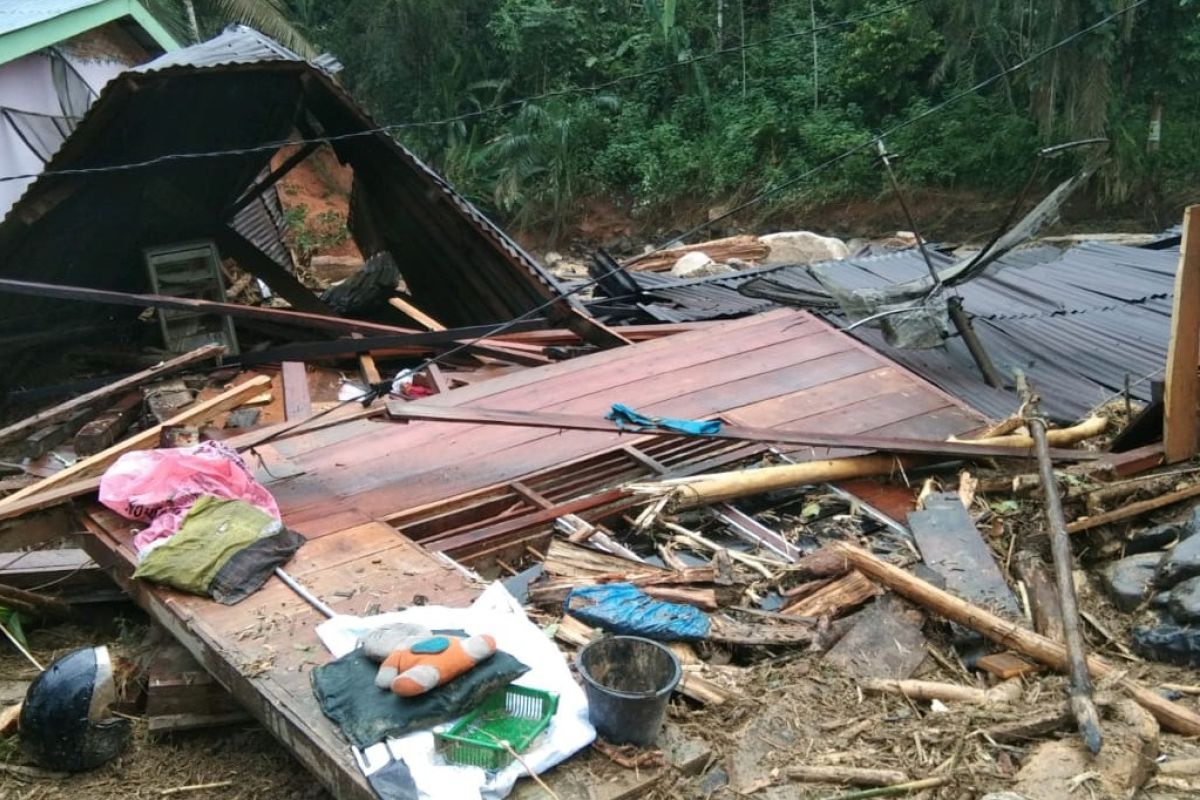 Banjir bandang di Labuhan Batu, satu keluarga hilang