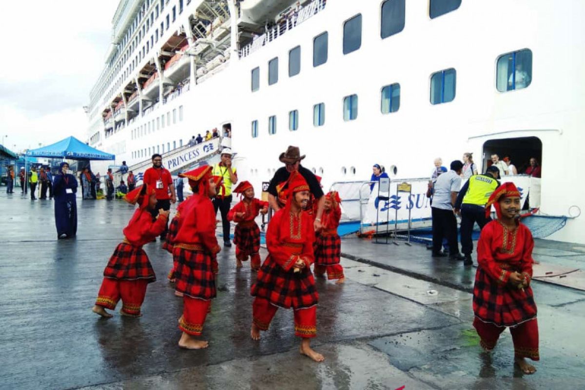 Kapal pesiar "Sun Princess" asal Australia sandar di Pelabuhan Makassar