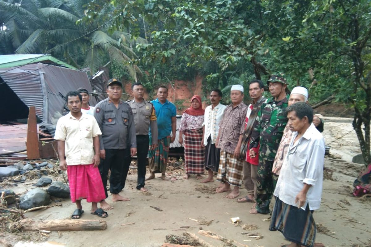 Polres Labuhanbatu siap bantu korban banjir besar di Labuhanbatu Utara