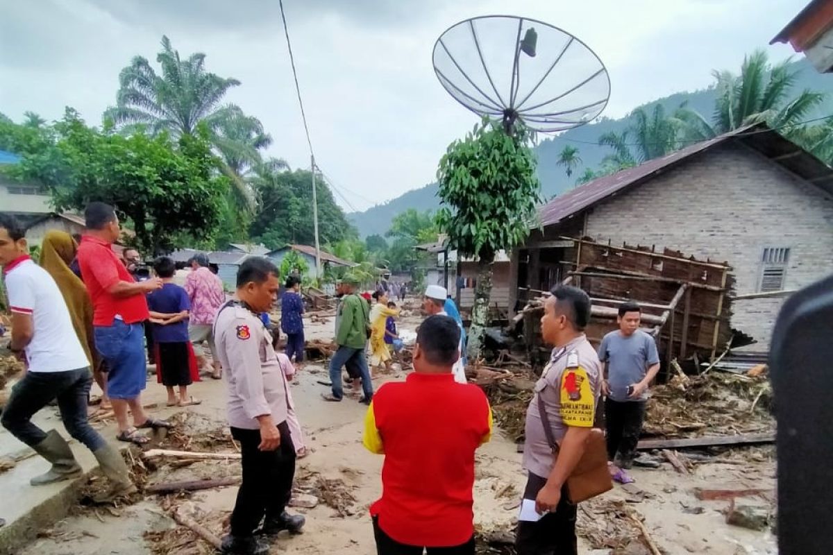 Polres kirim kekuatan penuh bantu korban banjir besar di Labuhanbatu Utara