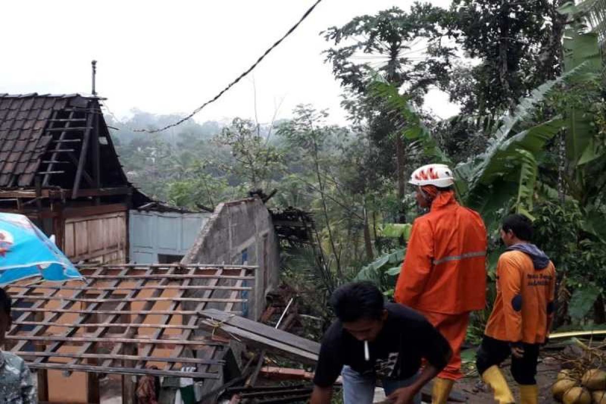 Angin kencang dominasi kejadian bencana di Magelang 2019