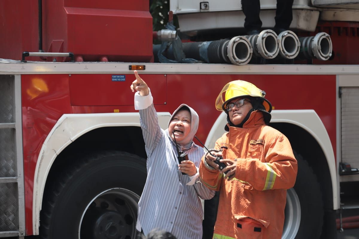 Komentar PDIP soal Risma pimpin langsung pemadaman kebakaran