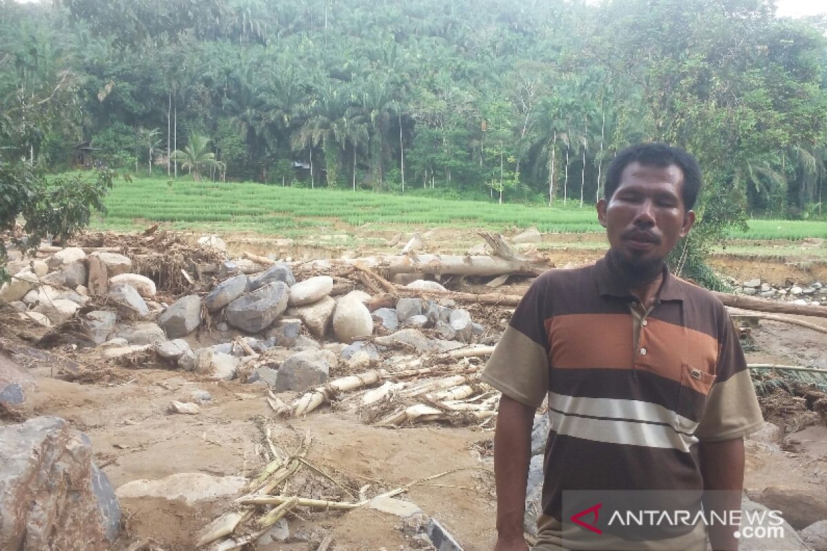 Banjir bandang sisakan tumpukan batu raksasa dan trauma