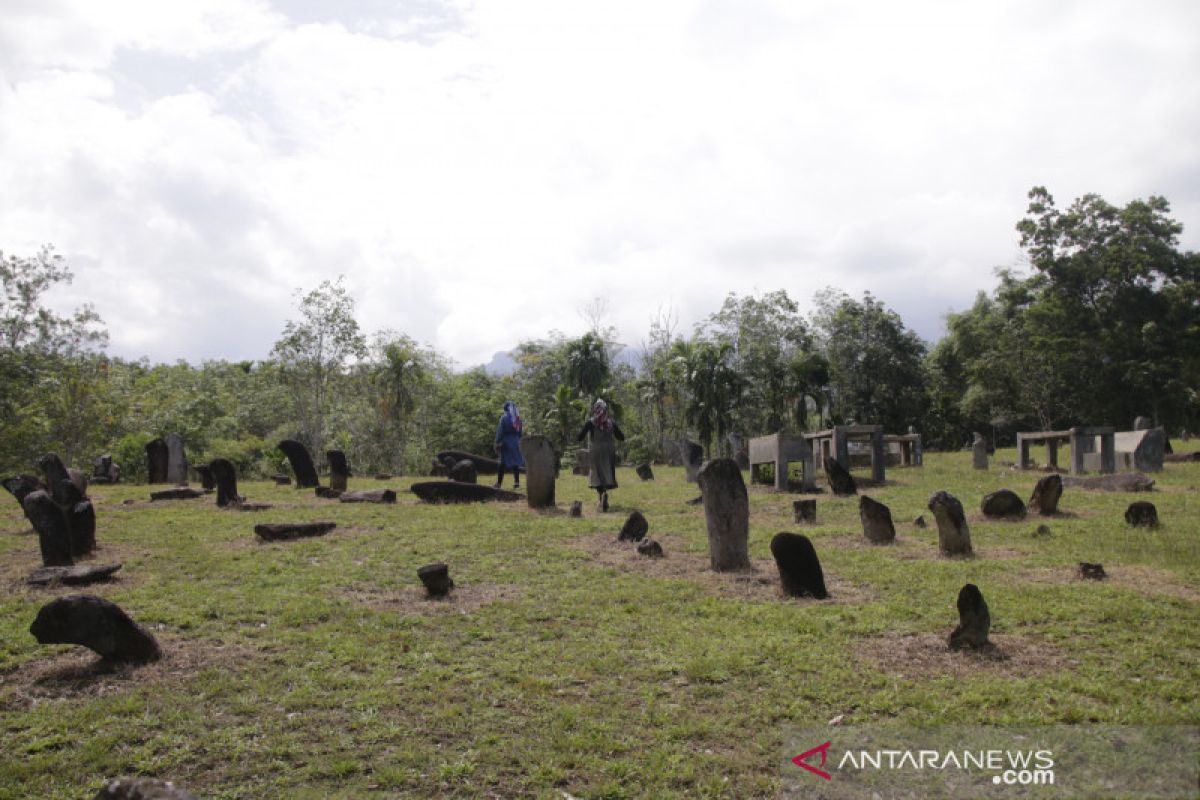 Nagari Seribu Menhir Itu Tak Kenal Putus Asa Menunggu Pengunjung