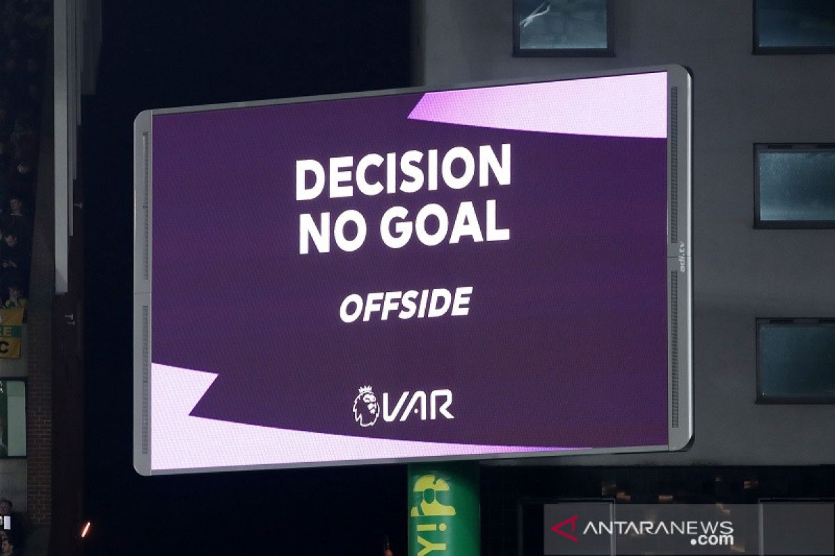 UEFA memangkas waktu koreksi keputusan wasit lewat VAR