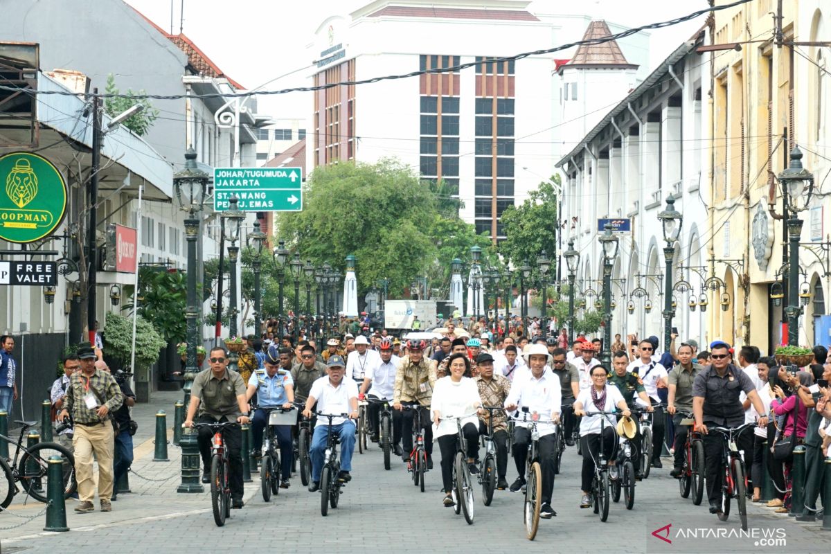 President Jokowi boards bike to visit Semarang's Old Town