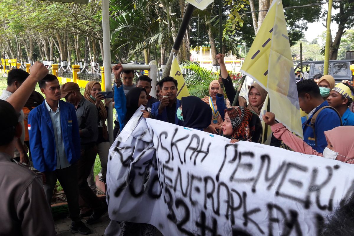 Puluhan mahasiswa PMII Langkat-Binjai unjuk rasa ke DPRD