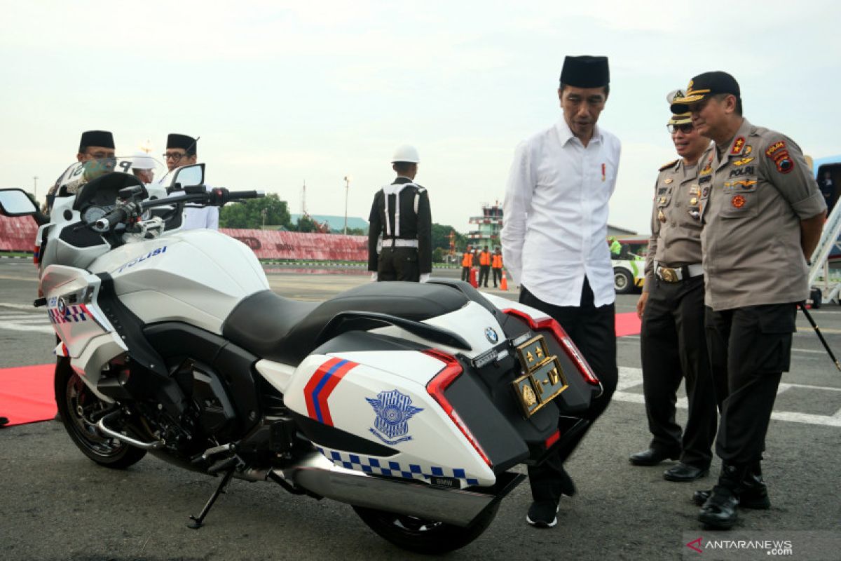 Presiden Jokowi lihat motor BMW K100 Patwal Polda Jateng