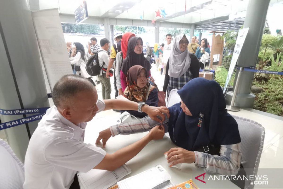 Di Stasiun Pasar Senen KAI beri layanan gratis periksa kesehatan