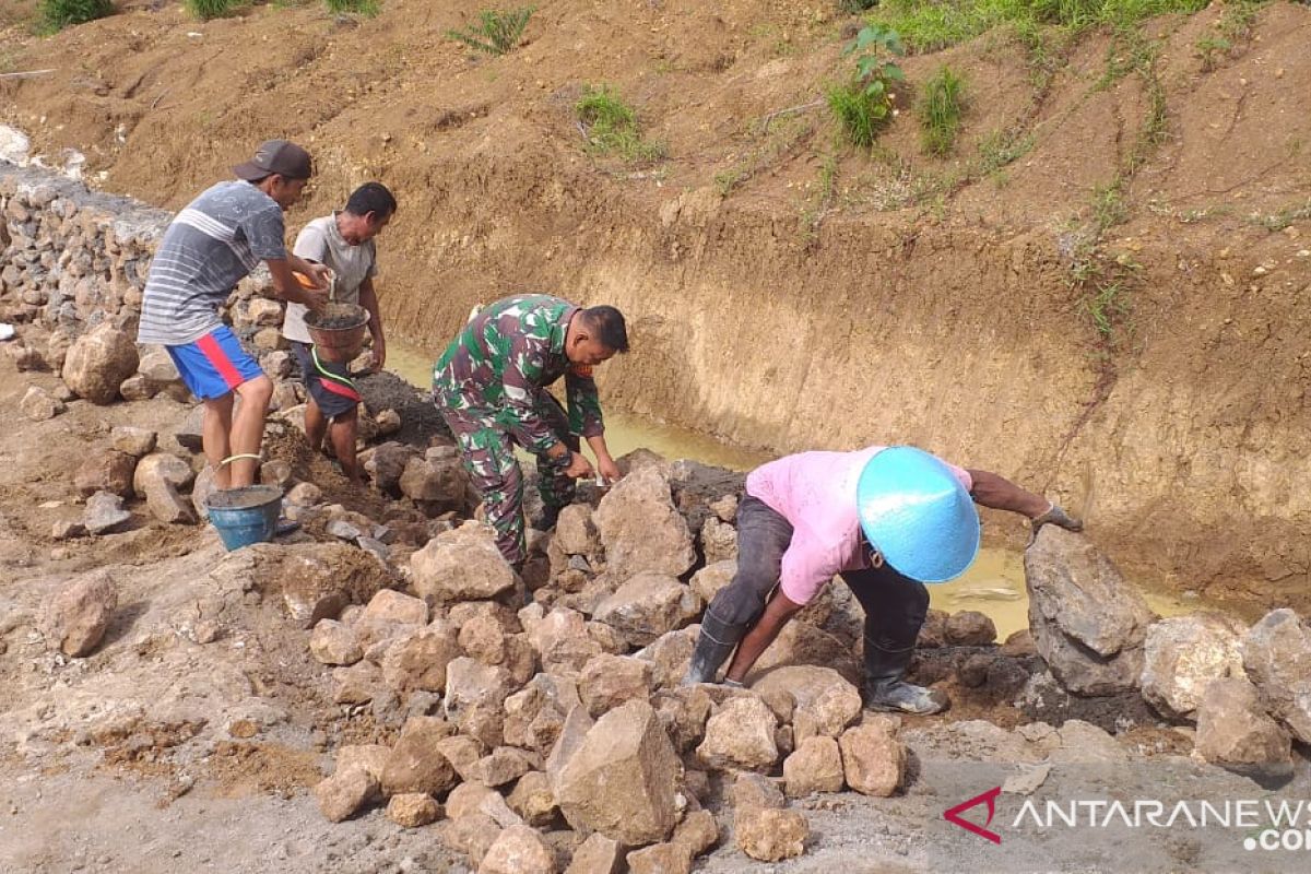 TNI di  Siau bantu warga bangun talud