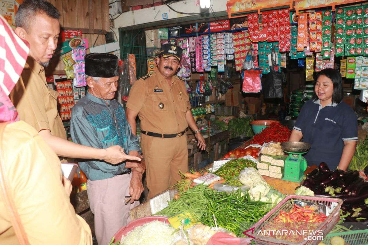 Wabup Tanjab Barat tinjau ketersediaan stok bahan pokok