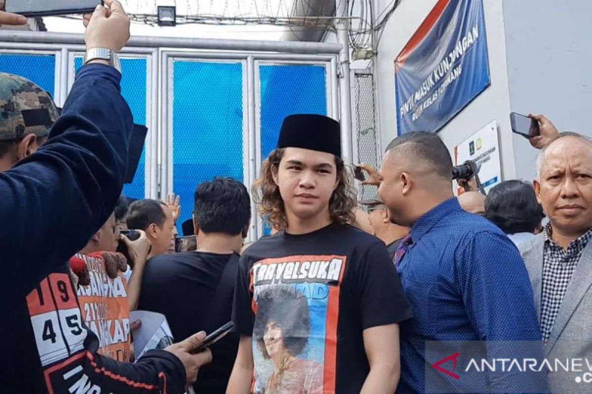 Dul sempat terjatuh saat akan menjemput Ahmad Dhani