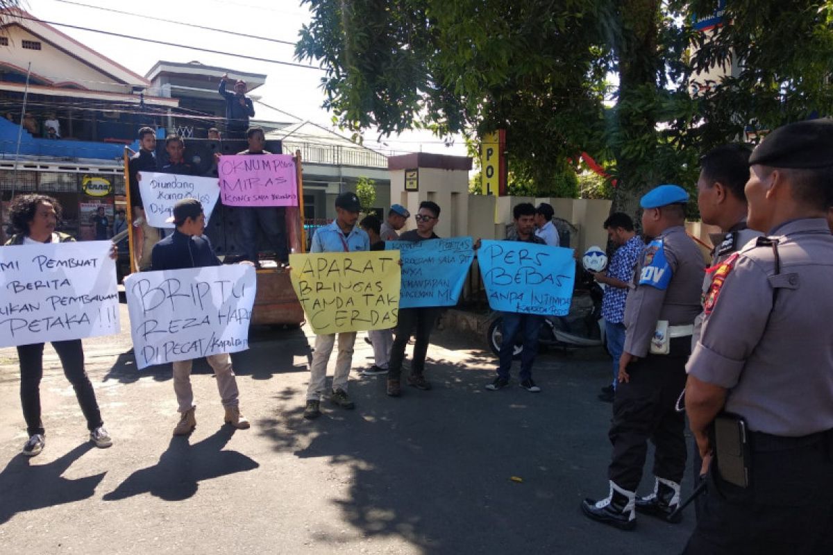 Puluhan wartawan unjuk rasa di Polda Malut