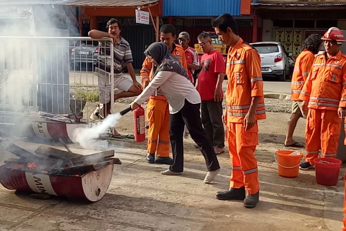 Karyawan PLN Pelayanan Sanggau belajar padamkan kebakaran