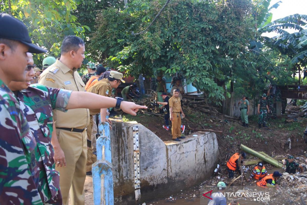 Bendungan Koja Kota Bekasi dibersihkan dari sampah bambu sumbat arus air